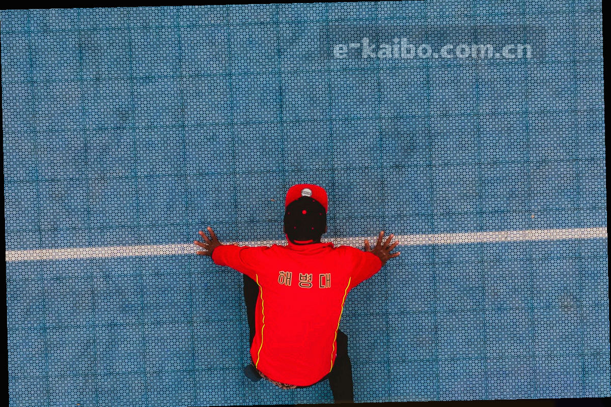 被线条连接的城市灯光，象征覆盖十二大体育联赛的服务网络