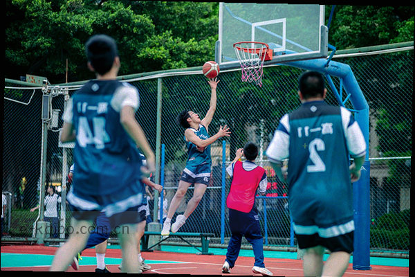 抽象体育场馆灯光流动，营造夜间赛事直播间的氛围